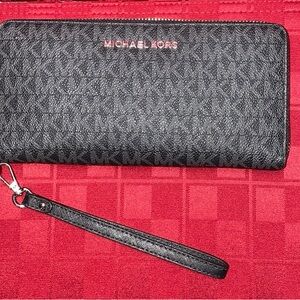 MICHAEL KORS Large Continental Wristlet Wallet Women's Wallet - Black